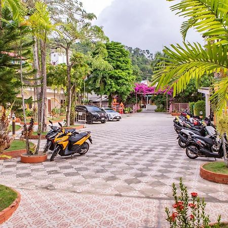 Coconut Resort Hotel Patong Kültér fotó