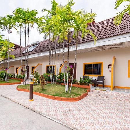 Coconut Resort Hotel Patong Kültér fotó