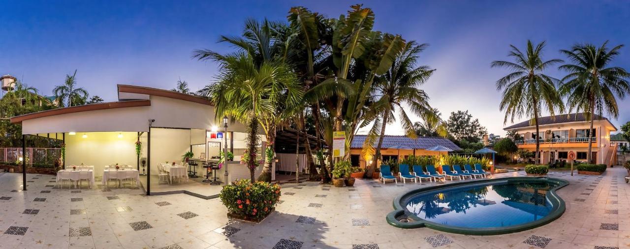 Coconut Resort Hotel Patong Kültér fotó